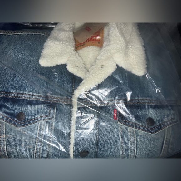 NEW WITH TAG Unisex Levi’s SHERPA TRUCKER JACKET - S,M,L Available - Picture 5 of 5